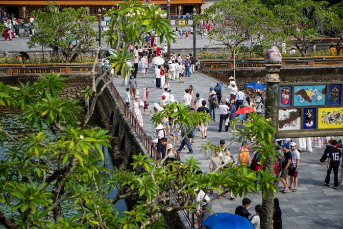  Gần trưa, dòng người đổ về Đại Nội ngày càng đông. Bà Trần Thị Hoài Trâm, Giám đốc Sở Du lịch TP. Huế, cho biết địa phương dự kiến đón 535.000 lượt khách trong dịp lễ 2/9, tăng khoảng 173% so với cùng kỳ năm 2025. Doanh thu từ dịch vụ du lịch ước đạt 668 tỷ đồng, trong khi công suất phòng bình quân tại các cơ sở lưu trú dự kiến khoảng 80%. Riêng trong các ngày cao điểm 29-31/8, công suất phòng tại nhiều cơ sở có thể đạt khoảng 95%, một số nơi đạt 100%. 