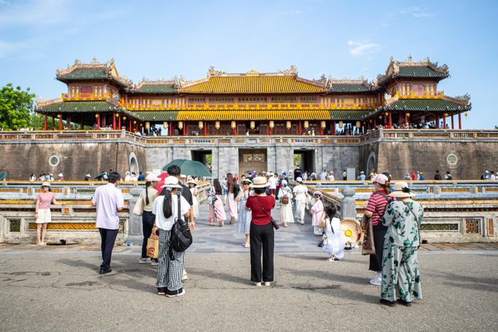 Sau những ngày mưa, Huế hửng nắng, tạo điều kiện thuận lợi cho du khách tham quan Đại nội và các điểm di tích. Đại Nội Huế có hơn 100 công trình kiến trúc, nổi bật như Ngọ Môn, điện Thái Hòa, cung Diên Thọ, cung Trường Sanh, Hưng Miếu, Thế Miếu.
