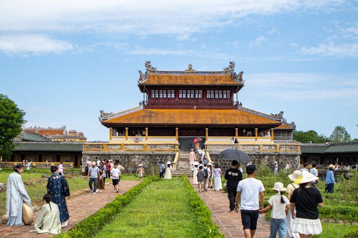  Nhật Thành Lâu là ngôi lầu 2 tầng nằm ở phía đông Càn Thành Điện, phía Nam Thái Bình Lâu, tại vị trí Minh Thận Điện trước kia. Công trình cũng thu hút đông du khách đến tham quan, chụp ảnh trong ngày 2/9. 