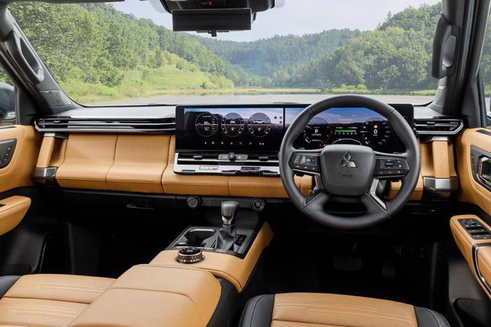  Nội thất kiểu mới trên Pajero All New với gam màu nâu-đen. Toàn bộ ghế được bọc da cao cấp với họa tiết thêu lấy cảm hứng từ nghệ thuật thêu truyền thống Kimekomi. 