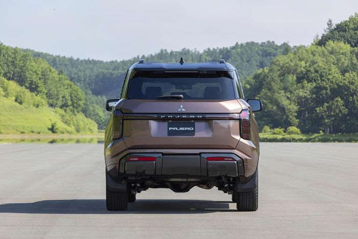  Ở đuôi xe vạm vỡ kiểu vuông vức quen thuộc trên những chiếc Pajero tiền nhiệm. 
