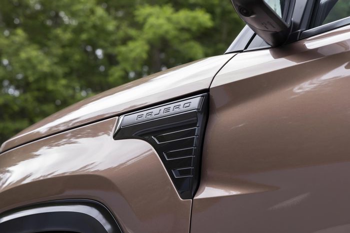  Mitsubishi Pajero thế hệ mới được trang bị động cơ diesel 2.4L tăng áp đơn với mô men xoắn cực đại 480 Nm. Đi cùng khối động cơ là hộp số tự động 8 cấp thế hệ mới cùng hệ truyền động 2 cầu Super Select 4WD-II, cho 4 chế độ gài cầu cùng 7 chế độ lái. 