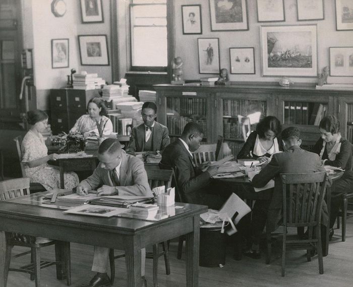  Các nhà nghiên cứu đang làm việc tại thư viện Phố 135 vào năm 1938. Ảnh: The New York Public Library. 