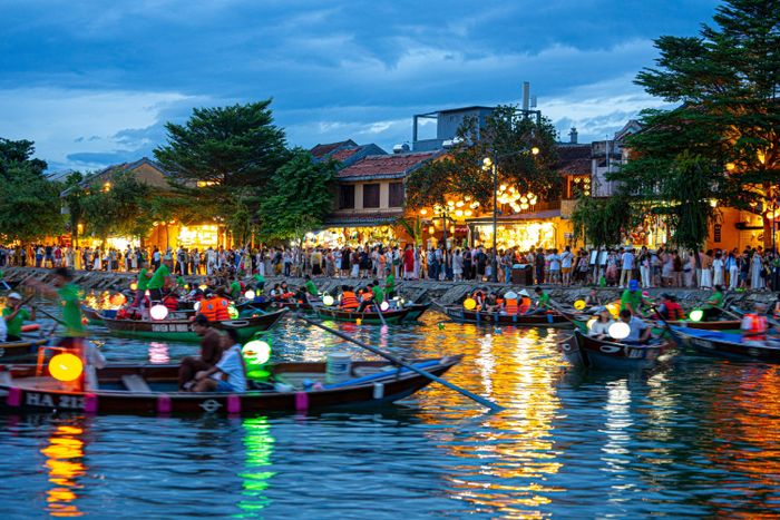  Du khách hào hứng đi thuyền trên sông Hoài. 