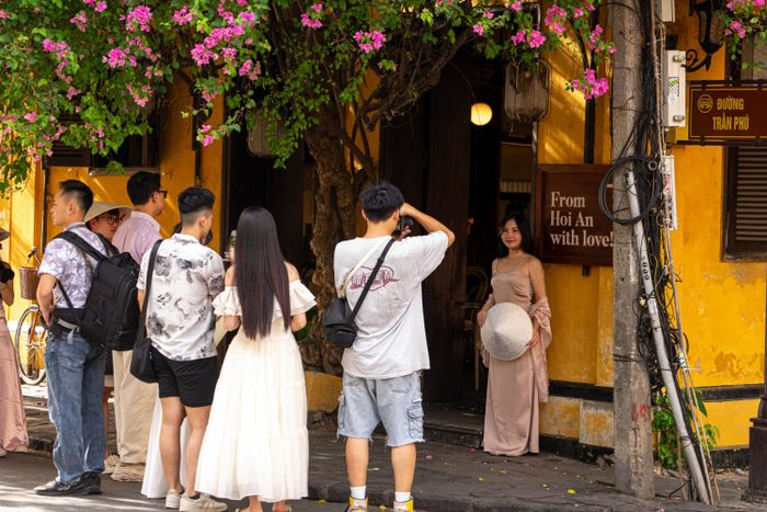  Nhiếp ảnh gia chọn Hội An cho dự án lần này bởi ấn tượng với đời sống văn hóa đặc biệt của nơi đây. Theo chị, Hội An không chỉ có phố cổ hay là một điểm đến du lịch quen thuộc, mà còn có những con người, nghề thủ công, chợ, món ăn, dòng sông, làng quê và những nhịp sống riêng. Chị muốn dành thời gian quan sát, gặp gỡ, chụp ảnh và viết về những lớp đời sống này, thay vì chỉ ghi lại những hình ảnh đẹp bề mặt. 