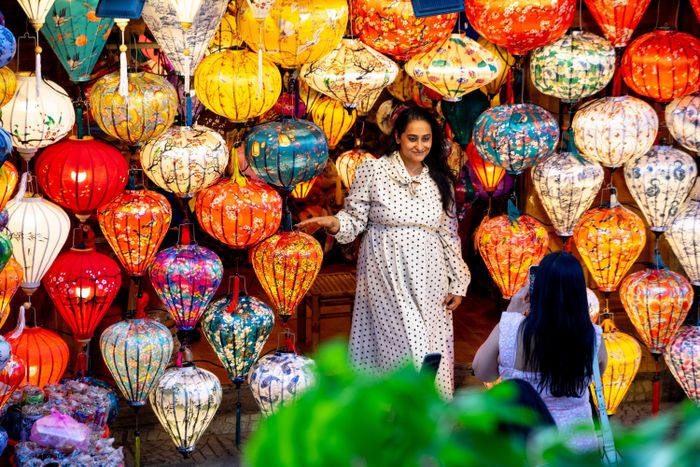  Chị Ngọc Trần đến Hội An nhiều lần, có những năm quay lại 4-5 lần. Mỗi lần trở lại, phố cổ vẫn mang đến những điều mới mẻ. Trong chuyến đi này, chị cảm nhận lượng khách đông hơn rõ rệt so với những lần trước, đặc biệt là khách quốc tế. Lượng khách đông cho thấy Hội An vẫn là điểm đến được nhiều du khách lựa chọn. Dù đông đúc, phố cổ vẫn giữ được sức hấp dẫn riêng. Mỗi du khách có thể tìm thấy một Hội An khác nhau, từ phố cổ, ẩm thực đến văn hóa. Càng trở lại nhiều lần, nữ nhiếp ảnh gia càng muốn tìm hiểu sâu hơn về đời sống và con người nơi đây. 