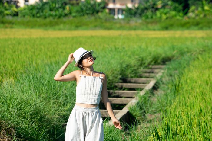  Chị cũng nhớ một buổi cùng một cô gái trẻ ra giữa cánh đồng, vừa chụp ảnh vừa nghe bạn kể về Hội An dưới góc nhìn của một người trẻ. Những trải nghiệm như vậy khiến chị yêu thích Hội An hơn những hình ảnh đẹp quen thuộc, bởi có cảm giác được bước vào đời sống của vùng đất này.