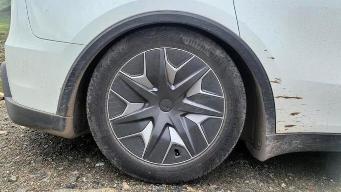 Hình ảnh phần gầm của chiếc Tesla Model Y L bị sập gầm được người dùng chia sẻ. Ảnh: Sina.
