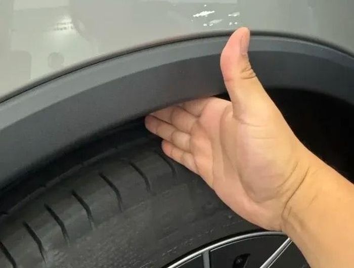 Theo chủ xe Model Y L, khoảng hở giữa hốc bánh và lốp xe thường cách nhau khoảng 4 ngón tay, nhưng nay sụt sát vào nhau. Ảnh: Sina.