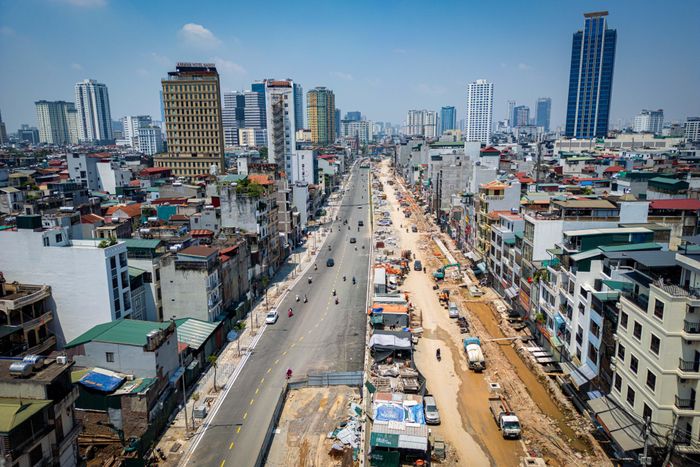 Toàn tuyến đã được thảm nhựa mặt đường, riêng phạm vi bên phải đoạn từ nút giao Láng Hạ - Giảng Võ đến nút giao Nguyễn Chí Thanh vẫn thi công phần đường dẫn lên cao. Đoạn từ nút Giảng Võ - Láng Hạ đến Nguyễn Chí Thanh được tổ chức giao thông theo từng phần mặt cắt thiết kế.