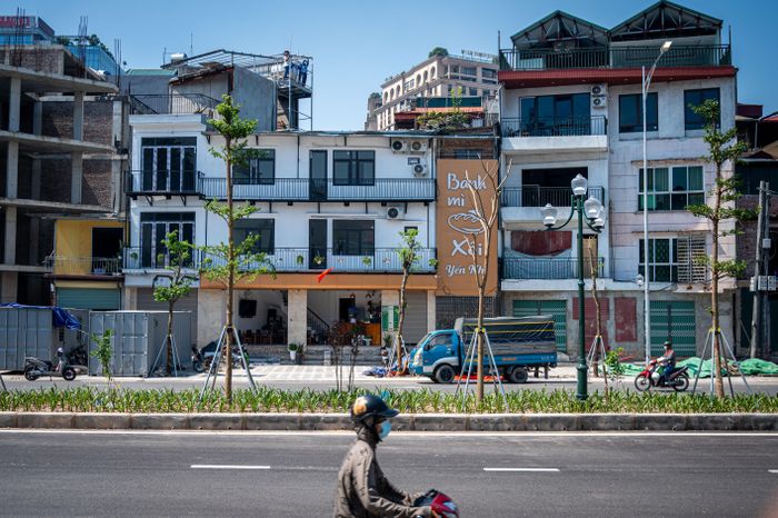 Nhiều đoạn đường của tuyến Vành đai 1 đoạn Hoàng Cầu - Voi Phục đã thành hình, được thảm nhựa đường và kẻ vạch phân làn. Các hệ thống chiếu sáng, cây xanh, biển báo và đèn tín hiệu giao thông đã được lắp đặt, đạt khoảng 95% khối lượng.