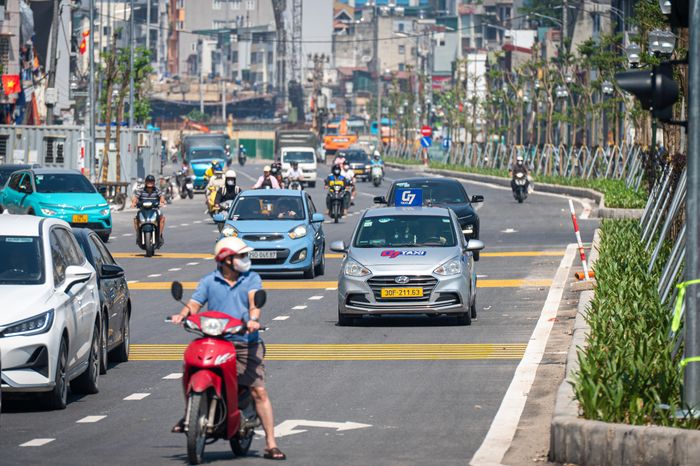 Ghi nhận trong sáng 2/9, nhiều phương tiện bắt đầu lưu thông qua đường Vành đai 1 đoạn Hoàng Cầu - Voi Phục. Trên tuyến Vành đai 1, đoạn từ Hoàng Cầu đến khu vực nút giao Giảng Võ - Láng Hạ, xe được tổ chức lưu thông hai chiều trên từng phần đường riêng biệt. Khu vực gần nút Giảng Võ có bề rộng mặt đường 7,8 m mỗi bên.