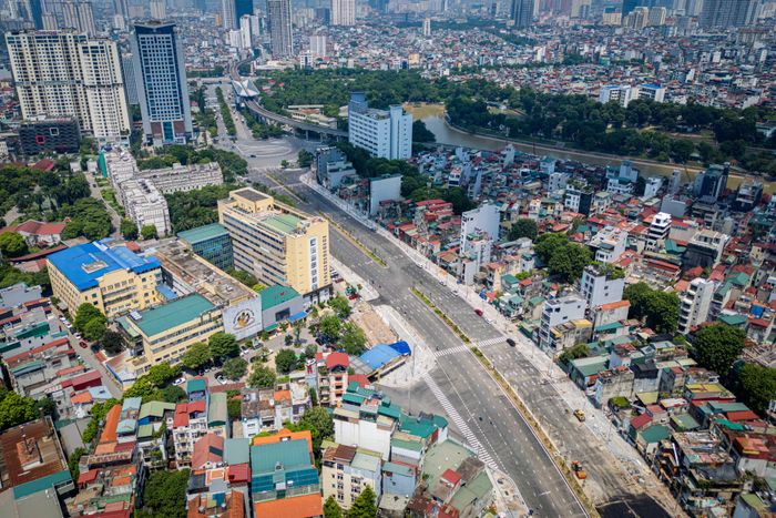 Đoạn từ Voi Phục đến trước khu vực rào chắn cầu Nguyễn Chí Thanh sẽ tổ chức giao thông 2 chiều, mỗi chiều một làn đường riêng cho tất cả phương tiện.