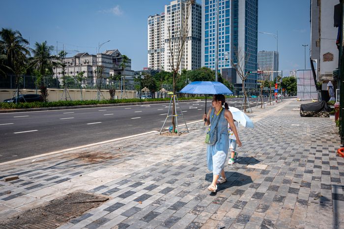 Sau hơn 8 tháng triển khai, các hạng mục của vỉa hè và cảnh quan dọc tuyến Vành đai 1 đoạn Hoàng Cầu - Voi Phục được hoàn thiện, giúp người dân có thêm không gian đi lại thuận tiện.
