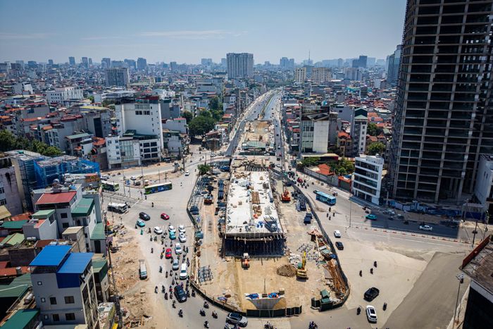 Tại nút giao Giảng Võ - Láng Hạ - Vành đai 1, phương án tổ chức giao thông bằng đảo tự hành và rào chắn tiếp tục được duy trì để phục vụ thi công cầu vượt.