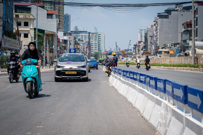Ghi nhận tại phạm vi mặt đường bên trái đoạn từ nút giao Láng Hạ - Giảng Võ đến nút giao Nguyễn Chí Thanh, lực lượng chức năng lắp đặt dải phân cách tạm để phân luồng các phương tiện lưu thông hai chiều trên đoạn đường này.