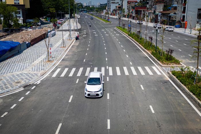 Riêng đoạn qua khu vực rào chắn thi công cầu vượt Nguyễn Chí Thanh, giao thông tổ chức 1 chiều theo hướng Voi Phục - Nguyễn Chí Thanh, sử dụng một phần đường trên tổng mặt cắt thiết kế, rộng 8,2 m.