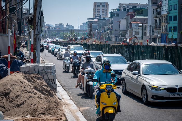 Trong đó, đoạn từ nút Giảng Võ - Láng Hạ đến hết phạm vi cầu vượt Láng Hạ rộng 7,8 m; đoạn giữa cầu vượt Láng Hạ và cầu vượt Nguyễn Chí Thanh rộng 15 m; đoạn từ nút Nguyễn Chí Thanh đến hết phạm vi cầu vượt Nguyễn Chí Thanh rộng 8,2 m.