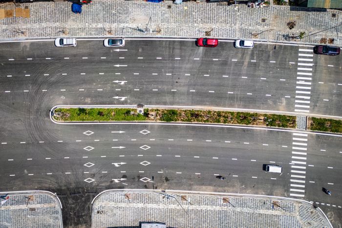 Đoạn đường 8 làn xe trước Bệnh viện Phụ sản Hà Nội đã cơ bản hoàn thiện các hạng mục vỉa hè, cây xanh, đèn chiếu sáng, biển chỉ dẫn và vạch kẻ đường.