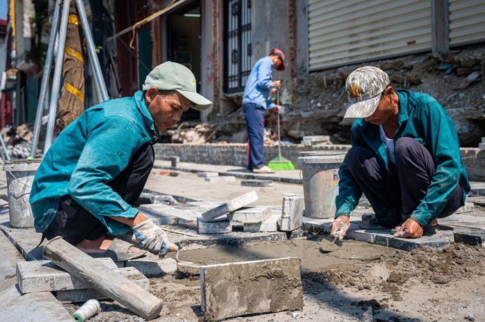 Các hạng mục phụ trợ như hệ thống vỉa hè, cáp kỹ thuật và đường ống hạ tầng dọc tuyến đang được đẩy nhanh tiến độ, sẵn sàng kết nối đồng bộ khi công trình đưa vào khai thác.