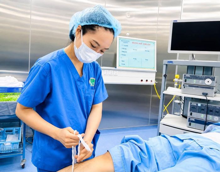 Nhân viên y tế chăm sóc cho bệnh nhân. Ảnh: FBBV.