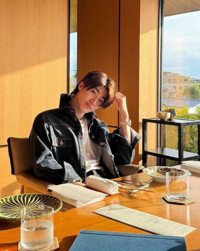 Lisa và Blue Pongtiwat cùng đăng ảnh check-in tại Nhật Bản, khiến dân mạng xôn xao. Ảnh: IGNV.