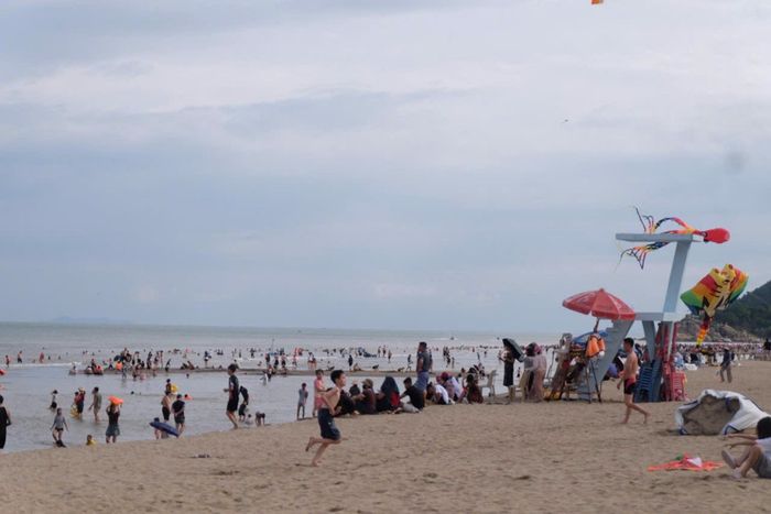 Biển Sầm Sơn (Thanh Hóa) trong chiều 31/8. Ảnh: Quỳnh Trang.