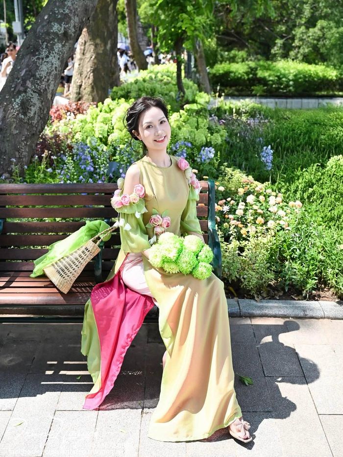 Nhu cầu chụp ảnh với vườn cẩm tú cầu kéo theo lượng khách tìm đến dịch vụ chụp ảnh nghệ thuật gia tăng rõ rệt trong 5 ngày nghỉ lễ. Nhiếp ảnh gia Trung Nguyễn cho biết khách bắt đầu đặt lịch đông từ ngày 29/8, trong đó có cả người dân muốn chụp nhanh để check-in và những người đầu tư hơn cho một bộ ảnh. "Năm ngoái cũng rộ lên vào thời điểm này khi có cẩm tú cầu. Năm nay rộ hơn nữa vì cẩm tú cầu xanh bắt mắt hơn và vào đúng dịp Quốc khánh nghỉ dài nên khách có nhiều thời gian đi chụp", anh nói với Tri Thức - Znews. Ảnh: NAG Trung Nguyễn. 
