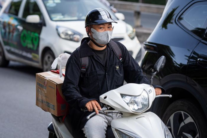 Nhiều người dân đến từ các tỉnh lân cận Hà Nội chọn phương tiện di chuyển bằng xe máy, chở theo nhiều hành lý trở về Thủ đô, chuẩn bị cho ngày làm việc đầu tiên sau kỳ nghỉ lễ.
