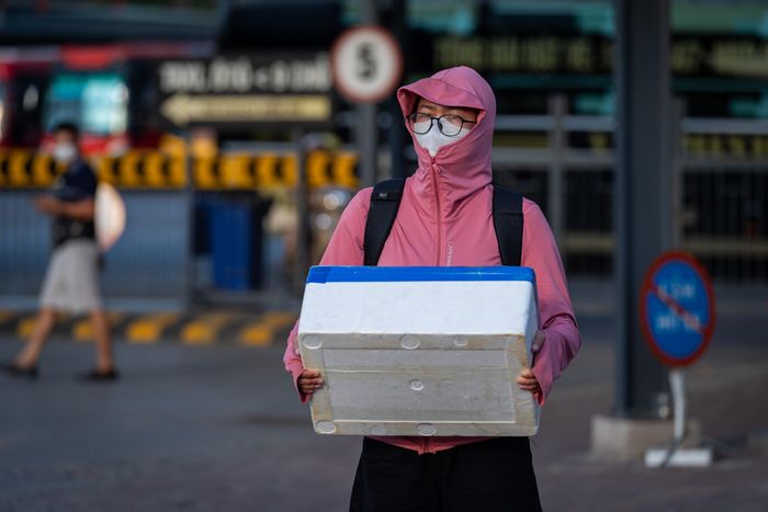  Người dân từ các tỉnh, thành phố lỉnh kỉnh đồ đạc trở lại Hà Nội, chuẩn bị cho ngày làm việc đầu tiên. 