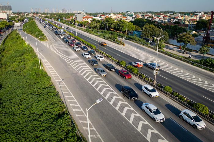  Hàng dài phương tiện ở đường Vành đai 3 trên cao, đoạn qua công viên Yên Sở. 