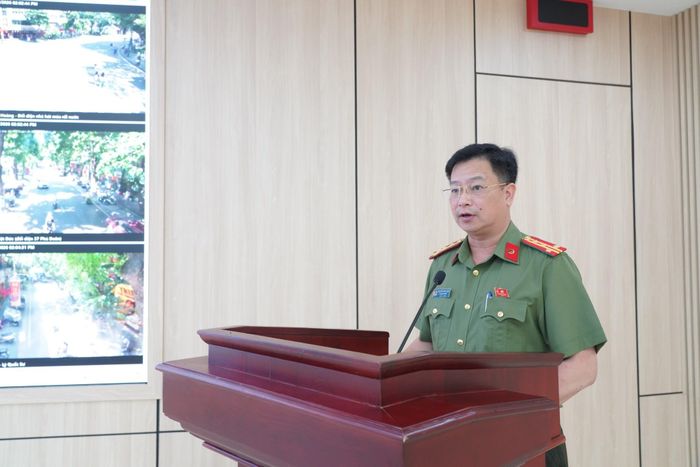  Đại tá Nguyễn Anh Tuấn, Trưởng Phòng Tham mưu CATP trình bày tóm tắt kết quả, tiến độ nghiên cứu, triển khai các giải pháp chuyển đổi số của Công an Thành phố. 