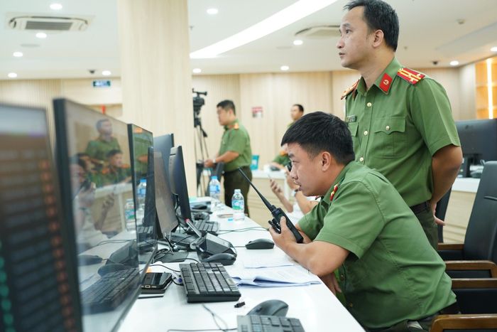  Cán bộ Trung tâm Thông tin chỉ huy CATP theo dõi hình ảnh trực tiếp từ UAV, điều phối lực lượng xử lý phương tiện vi phạm. 