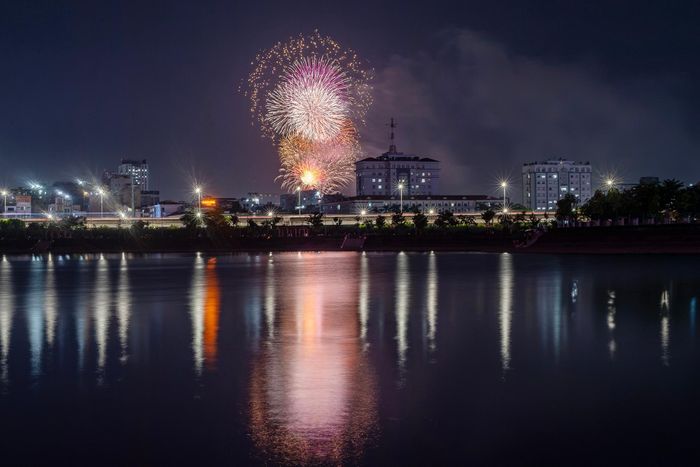  Pháo hoa tầm cao rực sáng trên mặt nước Công viên An Hoà (phường Cầu Giấy, Hà Nội). 