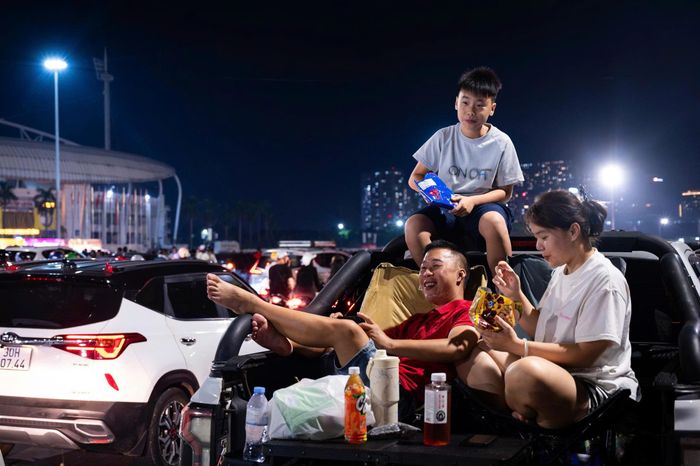  So với 5 điểm bắn pháo hoa tại Hà Nội, anh Hoa Anh Tú (39 tuổi, phường Đông Ngạc) cho rằng sân vận động Mỹ Đình là điểm dễ chọn vị trí. “Gia đình tới sát giờ nhưng vẫn có chỗ xem rất thuận lợi. Chỉ cần đến sớm trước 1-2 tiếng là ai cũng có chỗ ngồi đẹp, thoáng đãng và mát mẻ, không quá chen chúc như ở hồ Gươm hay công viên Thống Nhất”, anh Tú nói. 