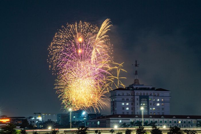  Những chùm pháo hoa nhiều màu sắc được nhìn từ phía đường vành đai 3 Hà Nội. 