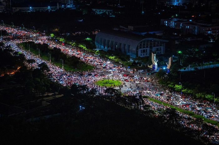  Tại khu vực trước sân vận động Mỹ Đình, nơi bố trí trận địa bắn pháo hoa, lượng người và phương tiện đổ về đông khiến giao thông ùn tắc cục bộ. Nhiều người dân di chuyển chậm, tranh thủ tìm vị trí thuận lợi để chờ màn pháo hoa. 