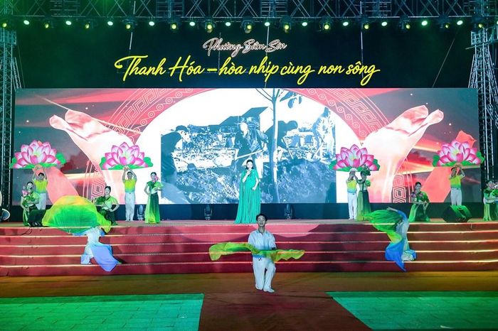 Tiết mục nghệ thuật mang đậm âm hưởng quê hương được trình diễn tại Quảng trường biển Sầm Sơn