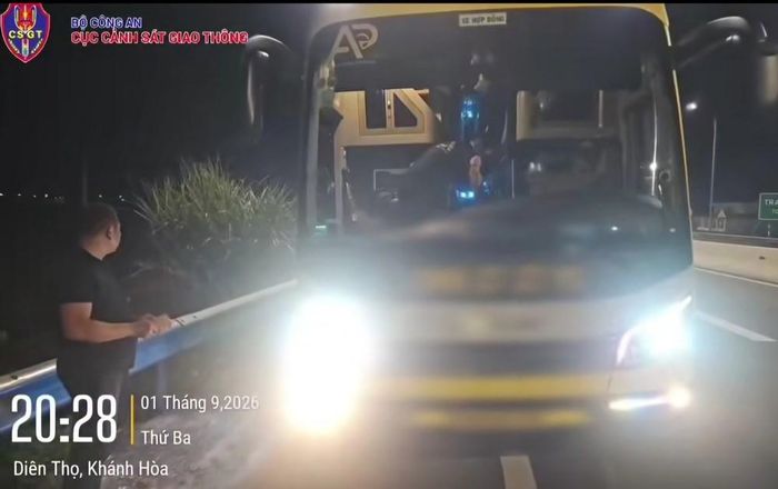 CSGT tăng cường kiểm tra, xử lý xe kinh doanh vận tải hành khách, tập trung vào các hành vi chở quá số người quy định trong dịp nghỉ lễ 2.9. Ảnh: Cục CSGT