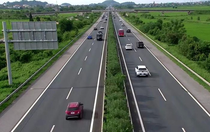 CSGT chỉ kiểm soát, xử lý vi phạm tại những vị trí có tổ chức giao thông gồm biển báo và vạch xác định khoảng cách xe theo quy chuẩn; có hệ thống giám sát để ghi nhận vi phạm là “bằng chứng điện tử”