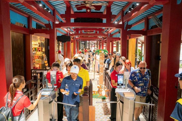 Ngay từ sáng sớm, dòng du khách từ nhiều địa phương cùng khách quốc tế đã đổ về ga cáp treo Sun World Ba Na Hills để bắt đầu hành trình khám phá khu du lịch nổi tiếng ở miền Trung và cả nước