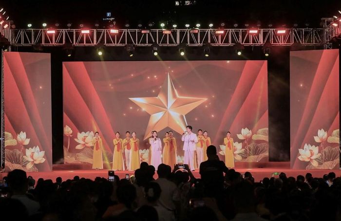 Những âm thanh nơi phố chợ, sắc màu mùa hoa, tình yêu quê hương đất nước mang đậm hồn cốt Thăng Long - Hà Nội