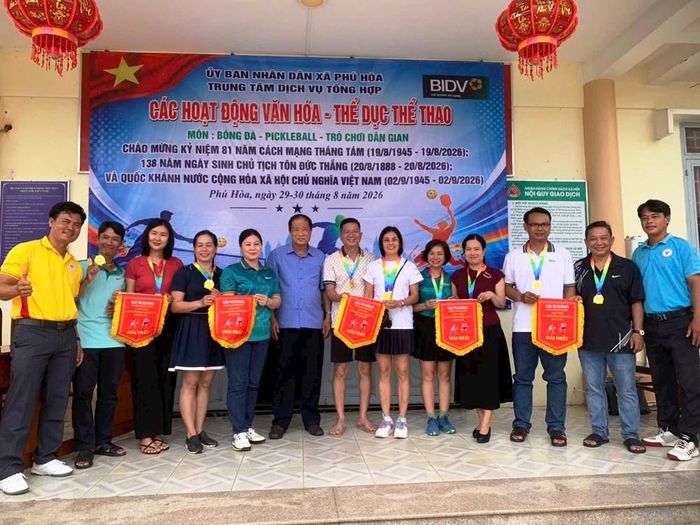 Ban tổ chức trao giải cho các vận động viên tham gia hoạt động thể thao chào mừng Quốc khánh 2.9