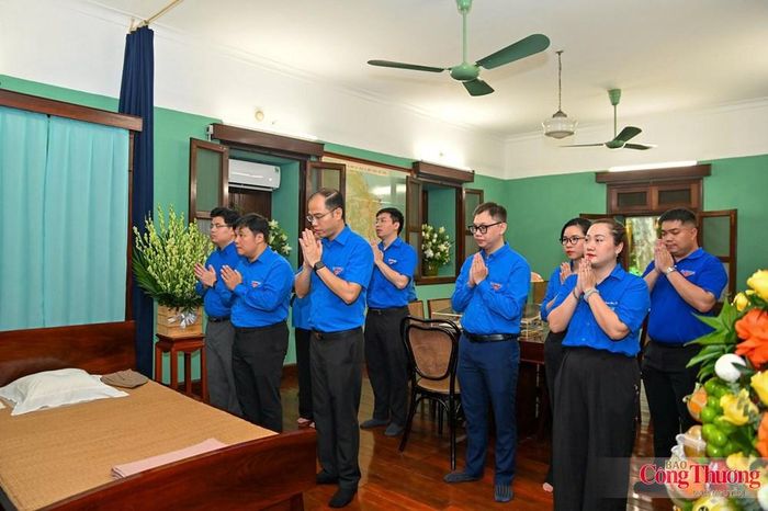 Đoàn đại biểu dâng hương tưởng niệm Chủ tịch Hồ Chí Minh tại Nhà H67