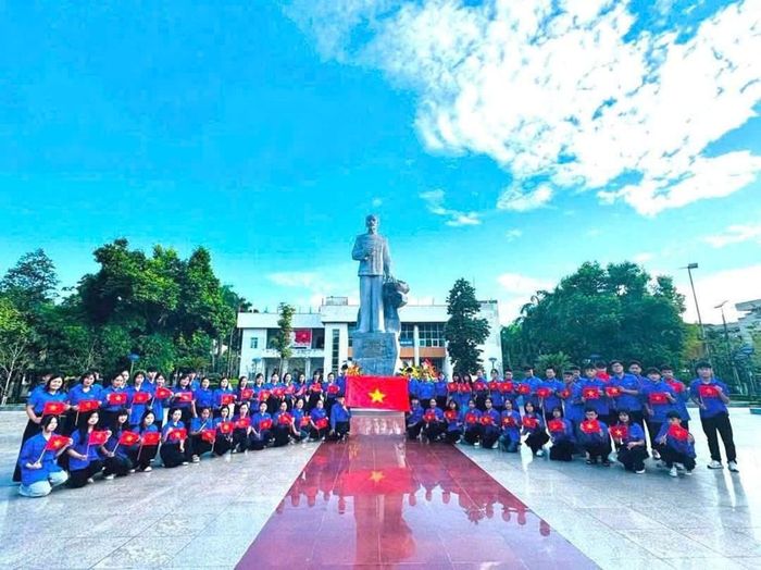 Tuổi trẻ Cao Bằng
