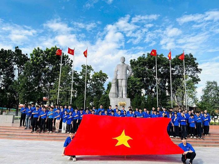 Dưới lá cờ đỏ sao vàng, đoàn viên, thanh niên Quảng Trị trang nghiêm thực hiện nghi lễ chào cờ