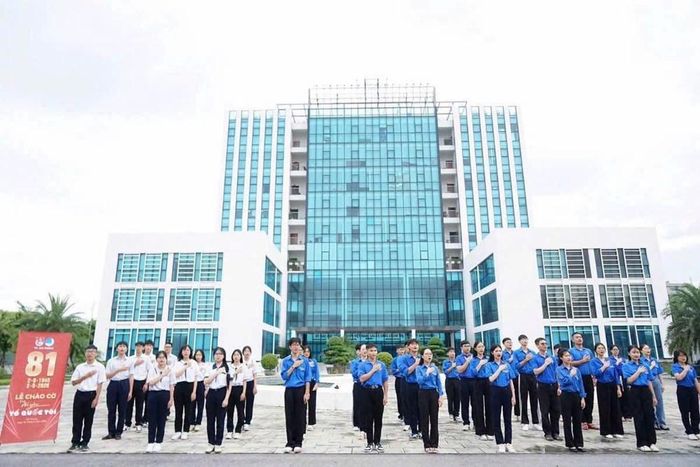 Đoàn viên, thanh niên tại các cơ sở Đoàn trên địa bàn Hải Phòng thực hiện nghi lễ chào cờ, hát Quốc ca trong niềm xúc động và tự hào