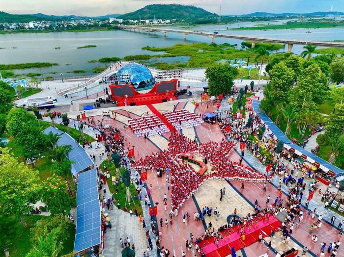 Không gian “Tự hào Việt Nam - Nghĩa Lộ khát vọng vươn xa” tại phường Nghĩa Lộ thu hút đông đảo người dân và du khách