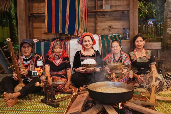 Du khách được tham quan, trải nghiệm không gian văn hóa và ẩm thực địa phương