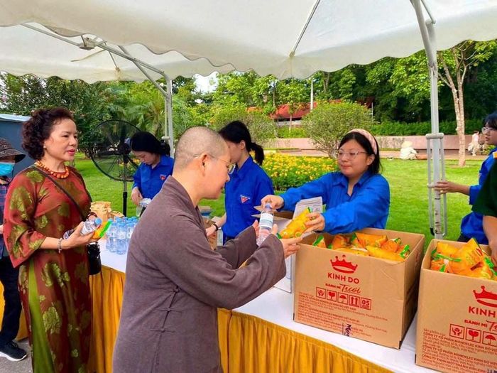 Hoạt động phục vụ nước uống, sữa, bánh mì miễn phí cho người dân và du khách